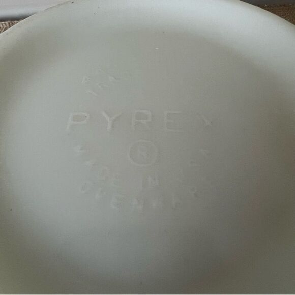 Mid century Pyrex milk glass vintage gold butterfly pattern 2.5 quart bowl - Picture 9 of 10